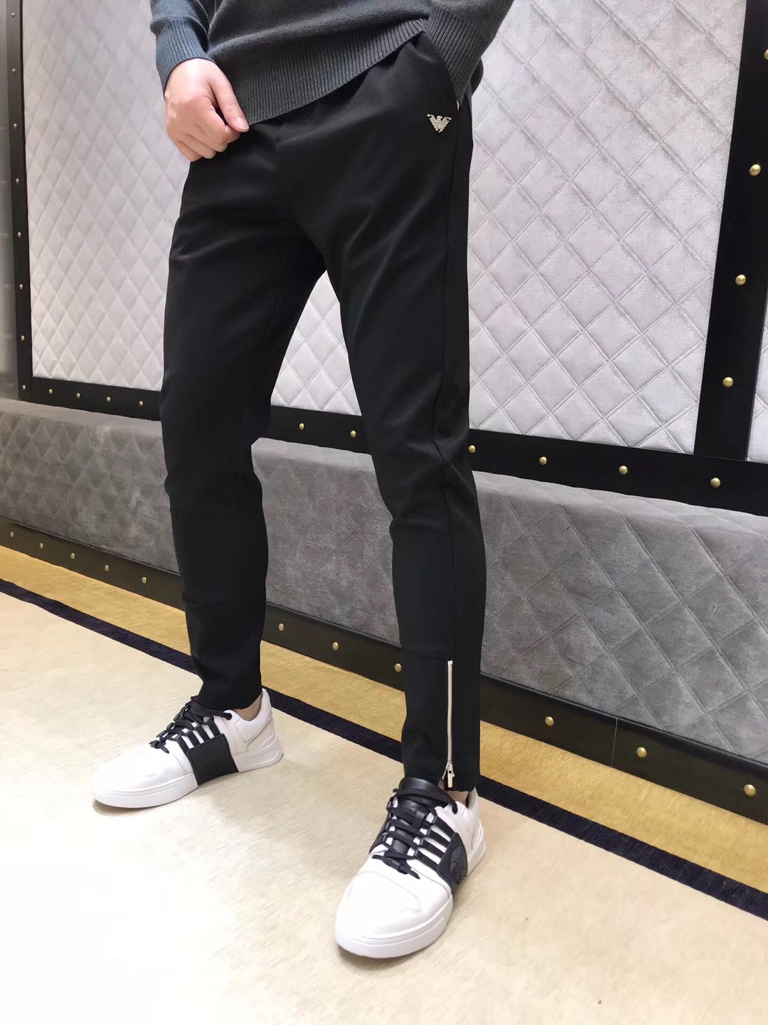 阿玛尼 2018官网最新款休闲裤！版型属于立体修身小直筒 简单的版型设计