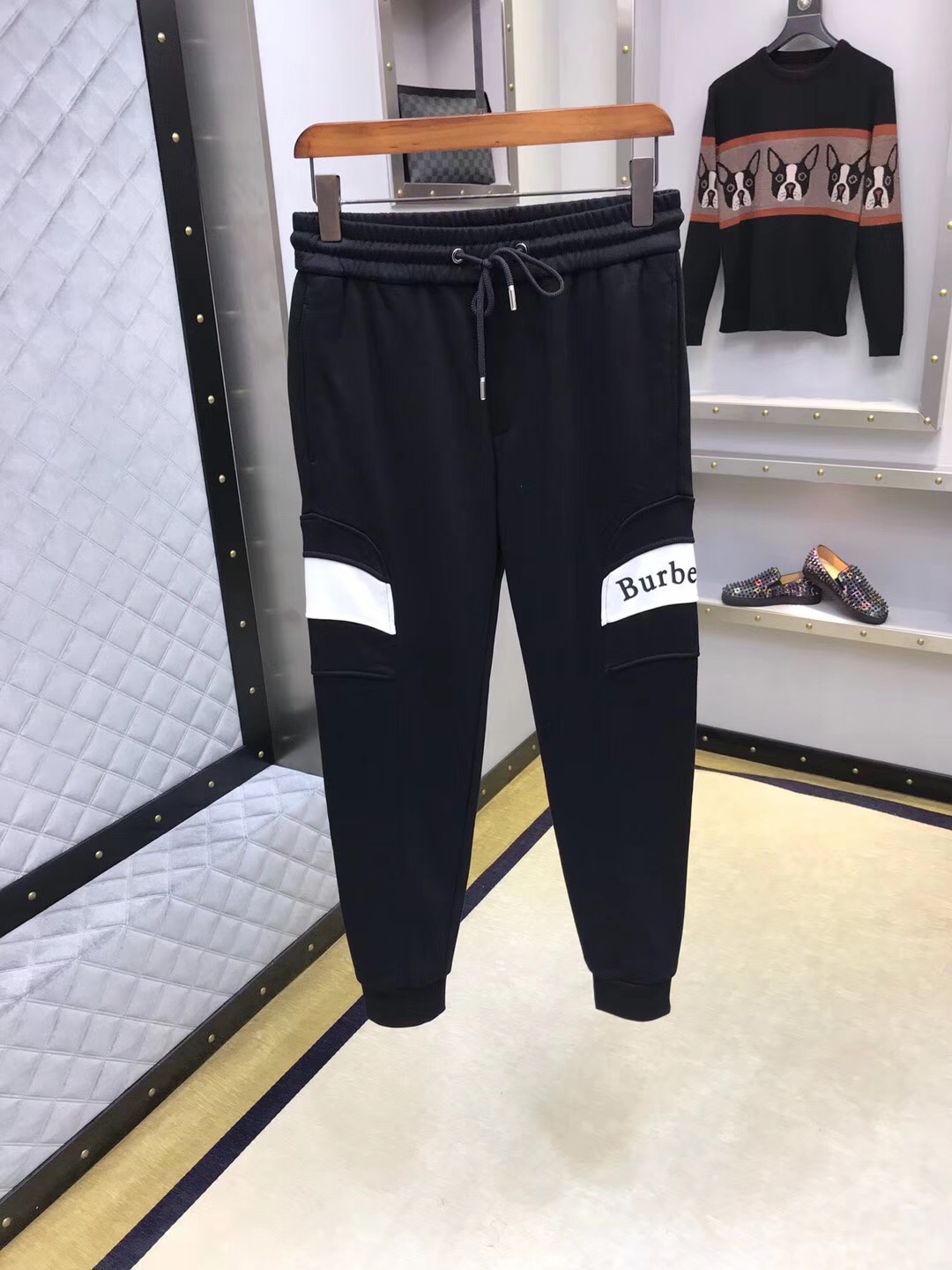  巴宝莉 2018官网新款休闲卫裤 简单的版型、着重面料与辅料的追求