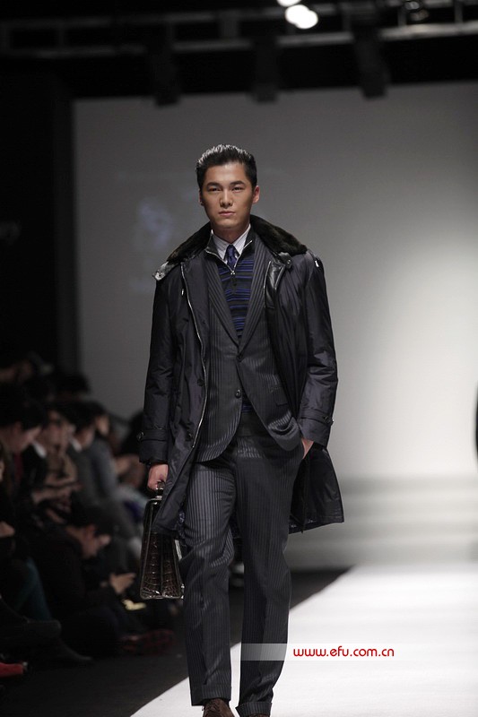 17日，有名的服装品牌Massimo Sforza拥有25年男装制造与设计经验的设计师Massimo Sforza的同名自创娣牌宣布了2012秋冬新品。