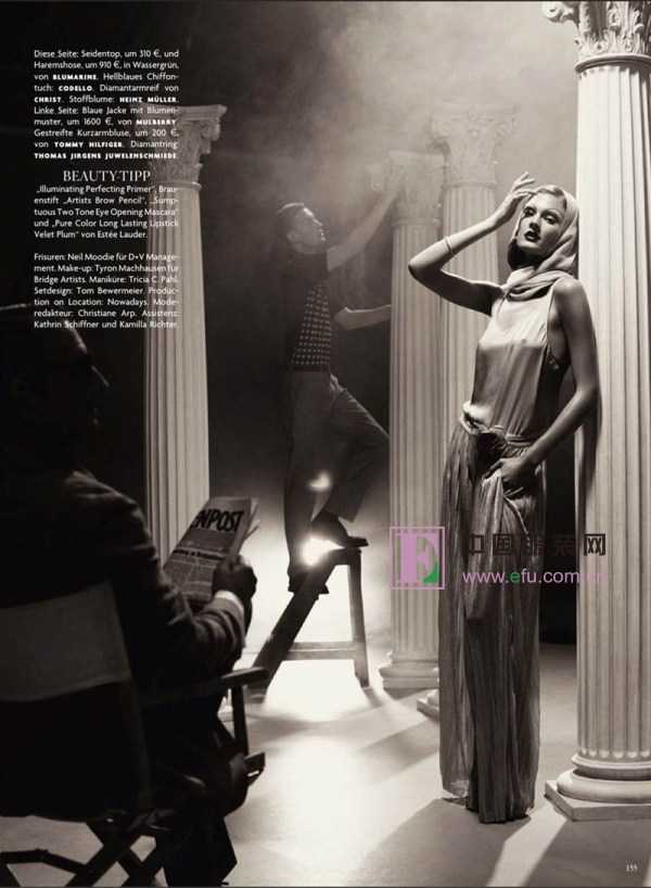 近日，超模Constance Jablonski登上了《Vogue》杂志德国版2013年2月号封面，为我们演绎了一组复古的时尚大年夜片。本次的大年夜片由摄影师Alexi Lubomirski掌镜。