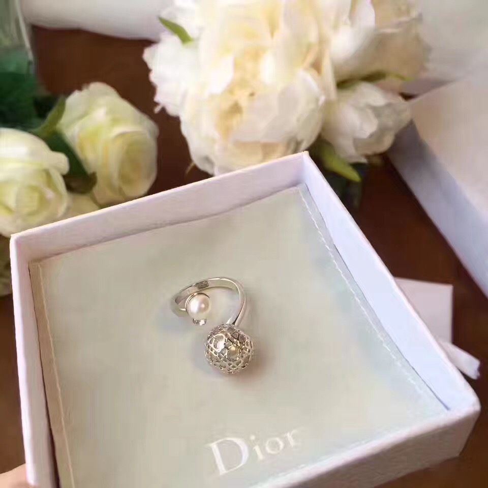 厂家直销Dior迪奥 16-17新款  做工细腻 且小巧精致戒指