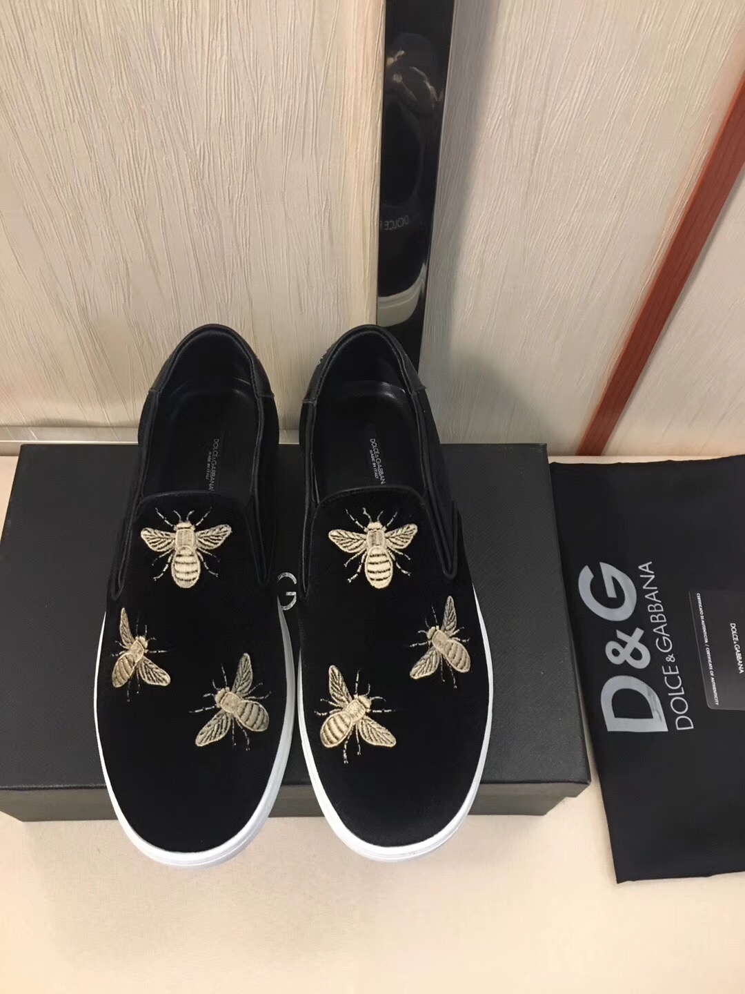 ｛D&G｝鞋面采用磨砂牛皮配电绣蜜蜂 男士懒人鞋