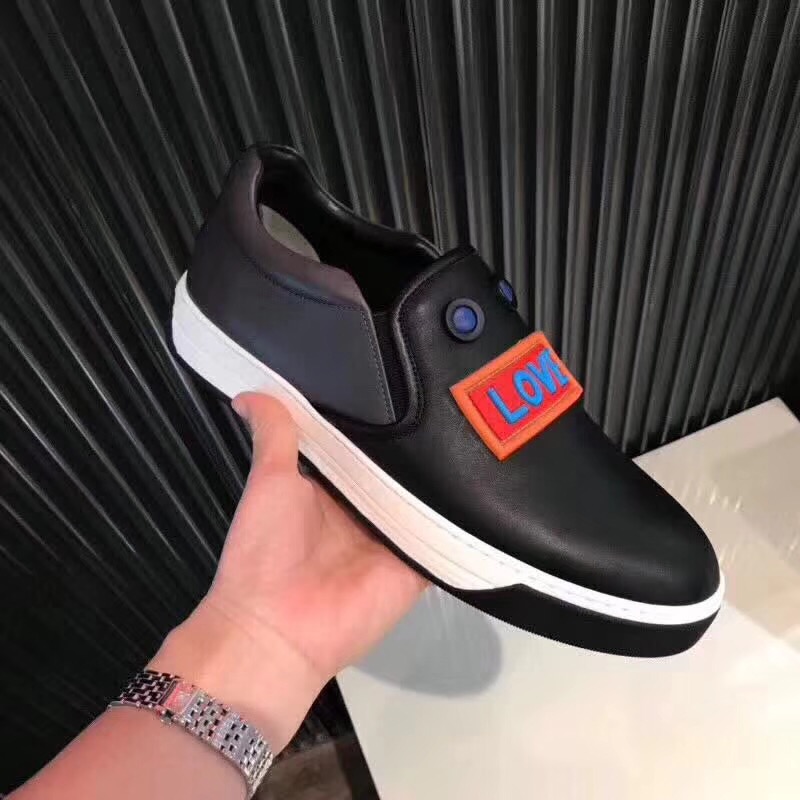 ｛FENDI｝2018新款️简约风格的套穿式运动鞋，以黑色和灰色牛皮制作。
