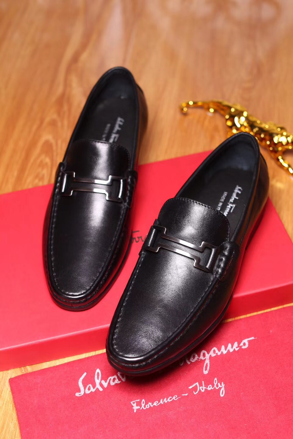 ｛菲拉格慕｝新款男士休闲皮鞋 质量保证  头层牛皮