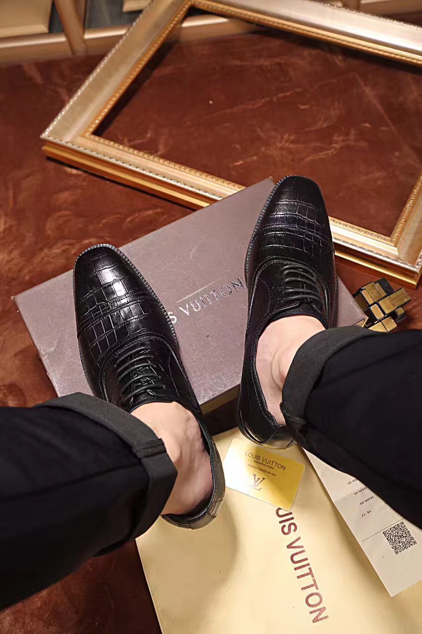 LV 鞋面锃亮光滑、皮质触感自然舒适男士皮鞋