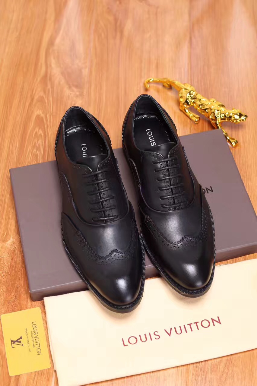 LV 鞋面采用意大利进口牛漆皮黑色冲孔男士皮鞋