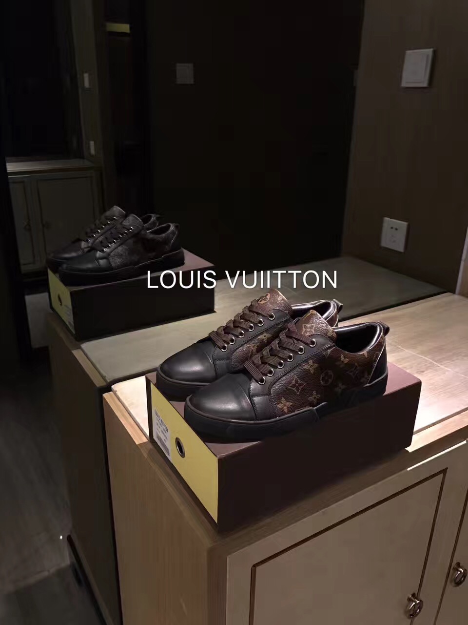 ｛LV｝官网在售，超级百搭啡色老花纹板鞋