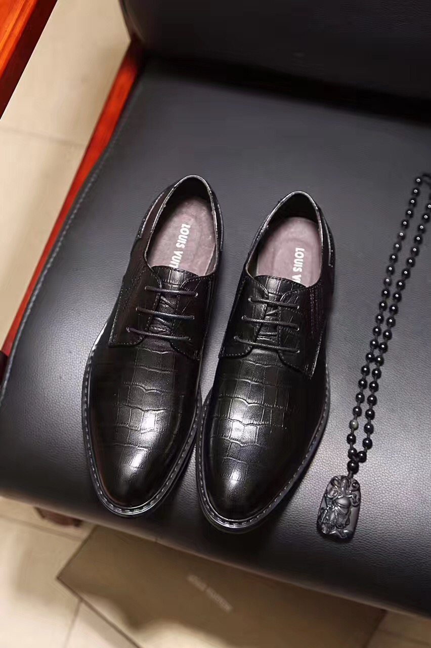 LV 整体全真皮打造格纹黑色皮鞋