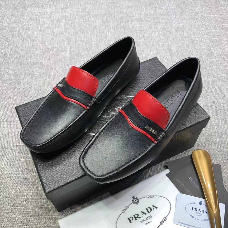 ｛普拉达｝最新款式、鞋面选用进口压纹牛皮+水染羊皮内里