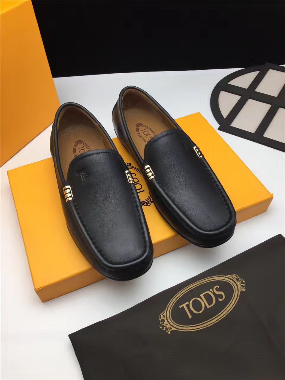 Tod's 高级牛皮配搭杏色牛里黑色休闲鞋
