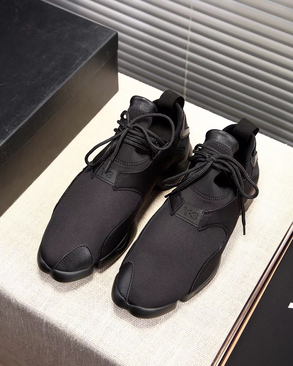 Y3 黑色并专注于细节。做工男士运动鞋