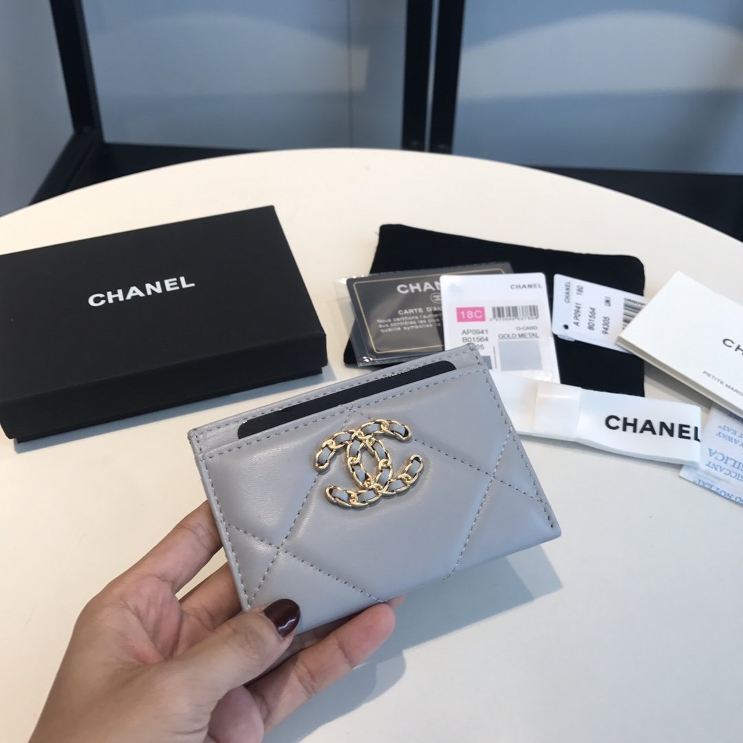 Chanel 新颜色最新薄片卡包