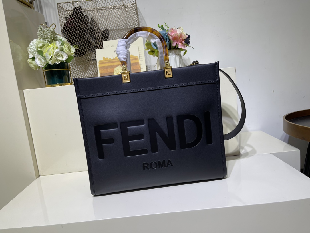 饰有烫印FEND1 ROMA字样和硬质有机玻璃提手购物袋