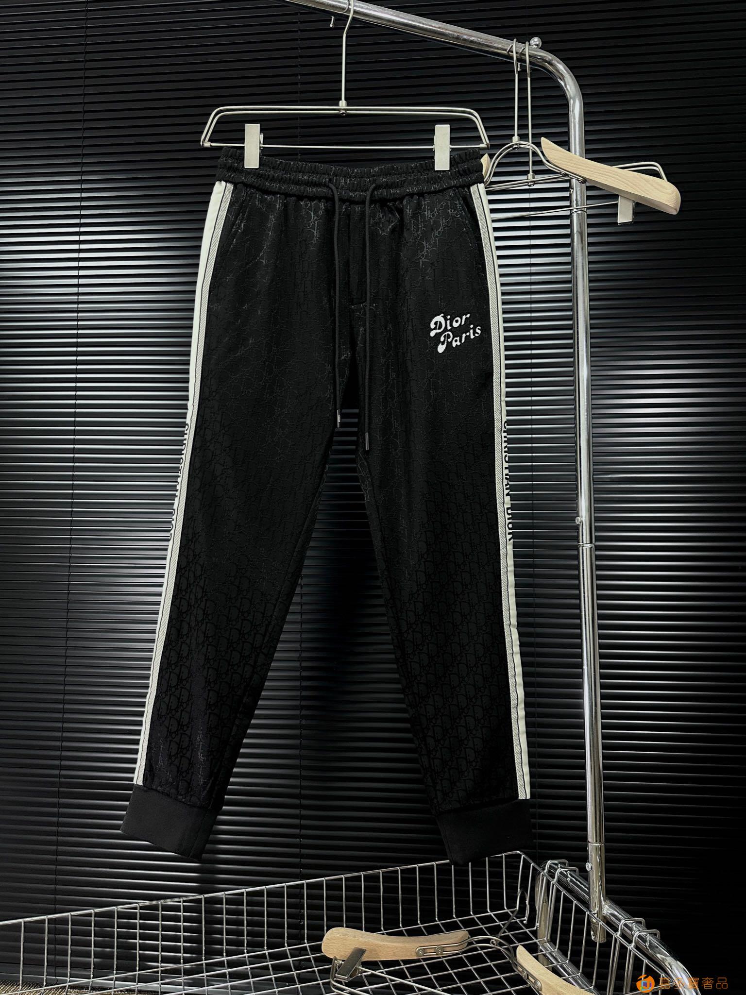 LV秋冬新款休闲裤,定制面料,舒适度极好,手触感强烈