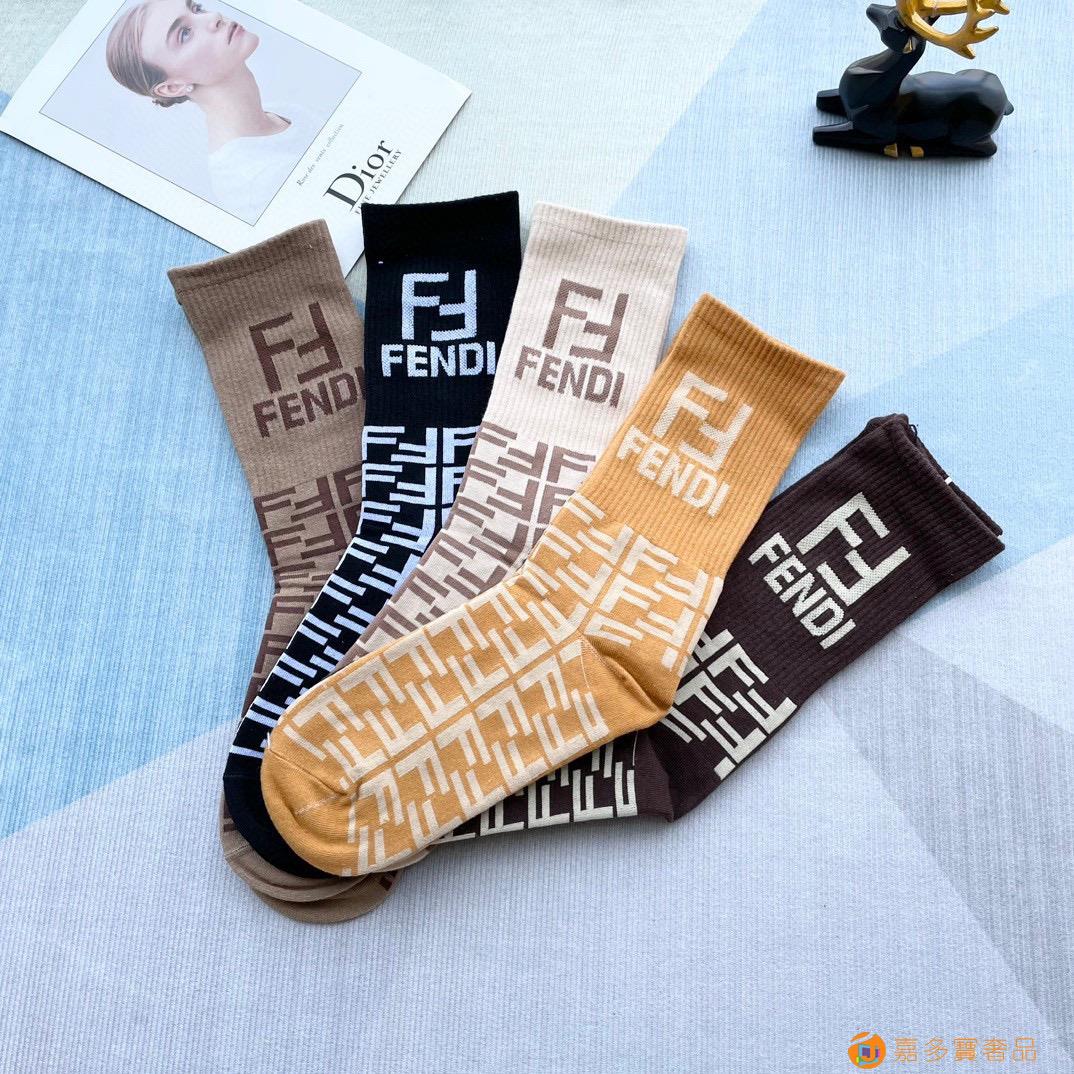 FENDI(芬迪)新款经典中短刺绣堆堆袜袜子!