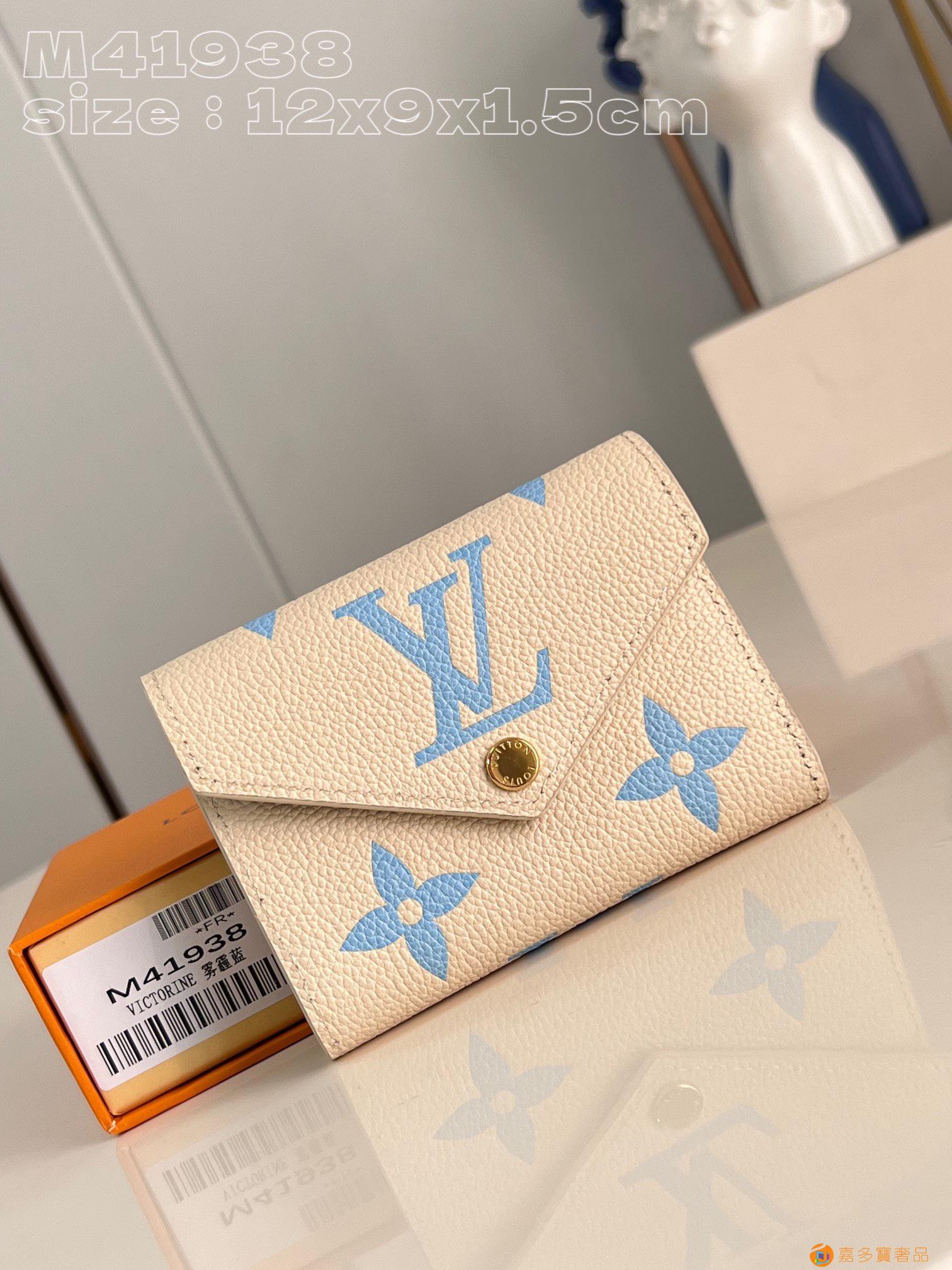 新款Victorine迷你钱夹,信封造型翻盖设计,点缀金色纽
